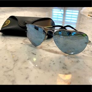 Woman’s aviator Ray Bans